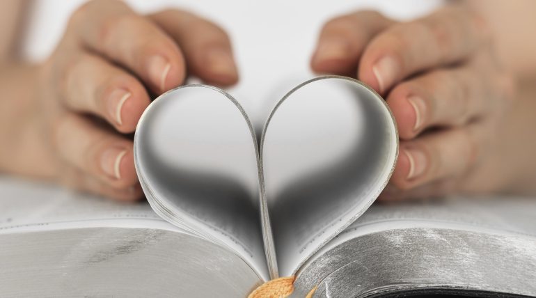 Amor que transforma como a Bíblia entende o afeto.